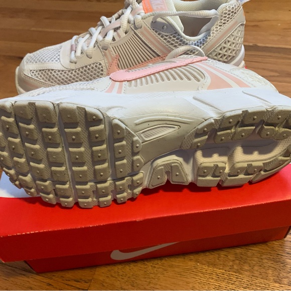 Girls Nike Vomero Sneakers Size 5 - Picture 6 of 6